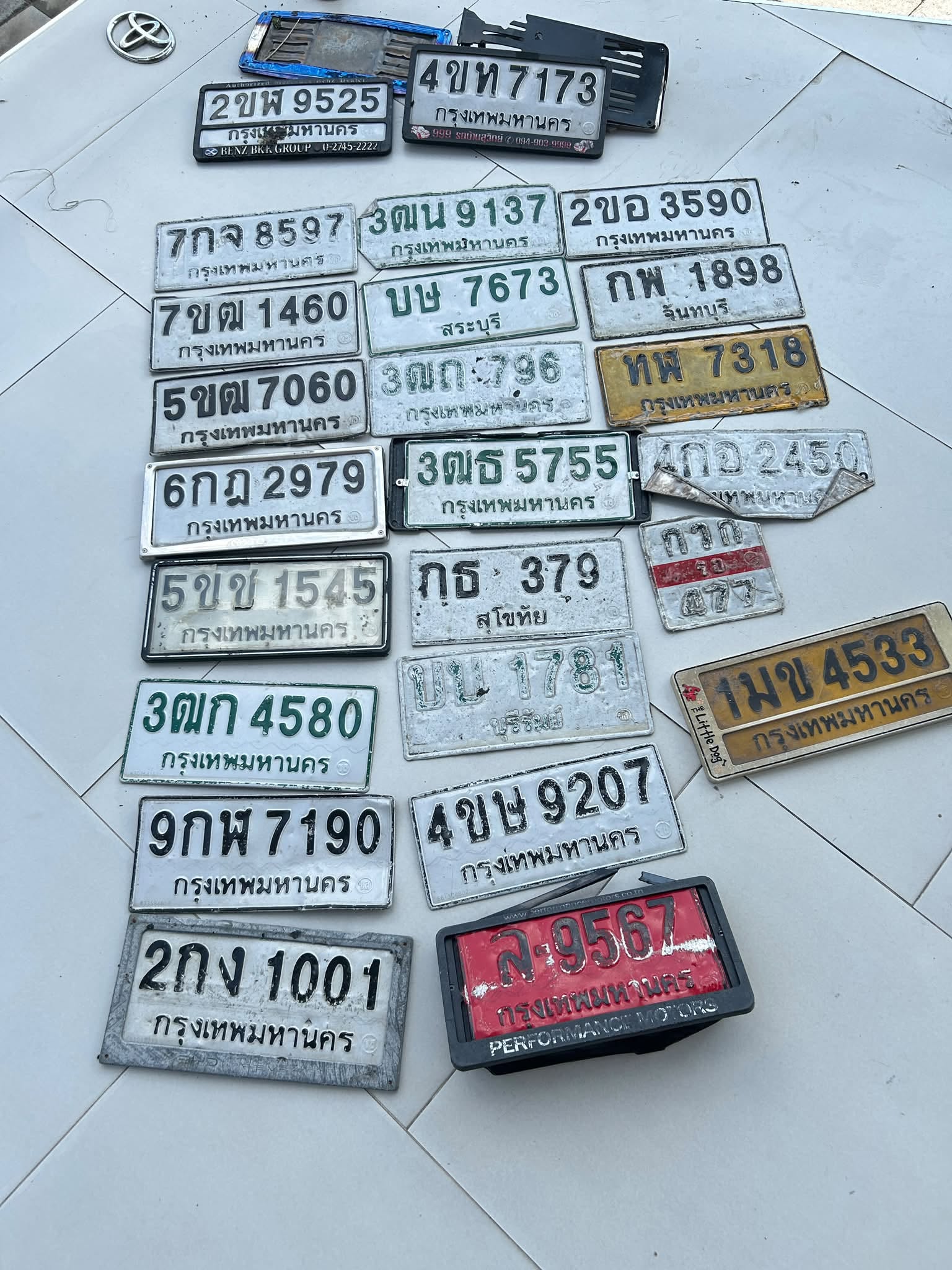 ภาพขยายป้าย 4ขษ 9207 ในรูปกองป้าย