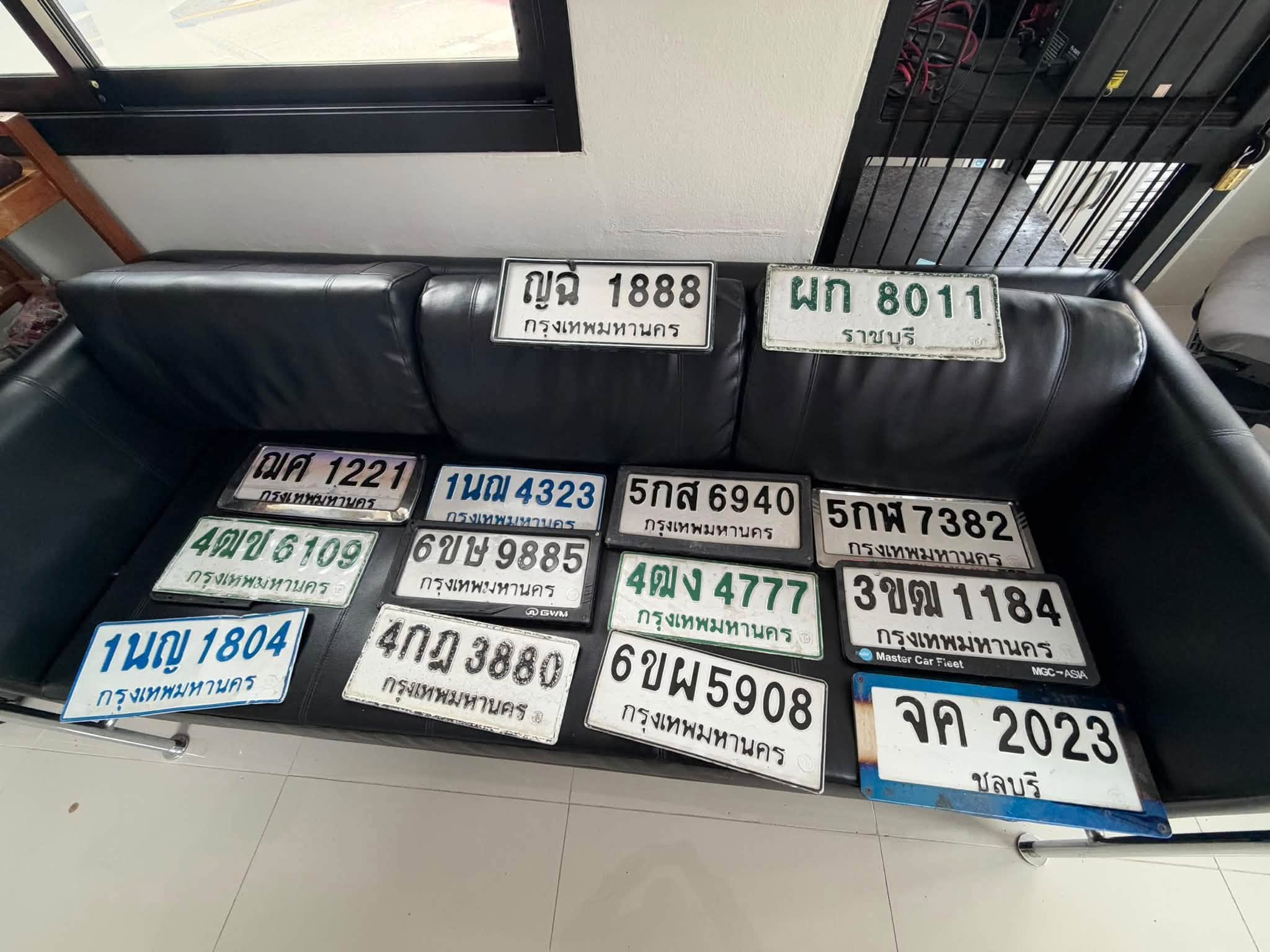 ภาพขยายป้าย 3ขฒ 1184 ในรูปกองป้าย