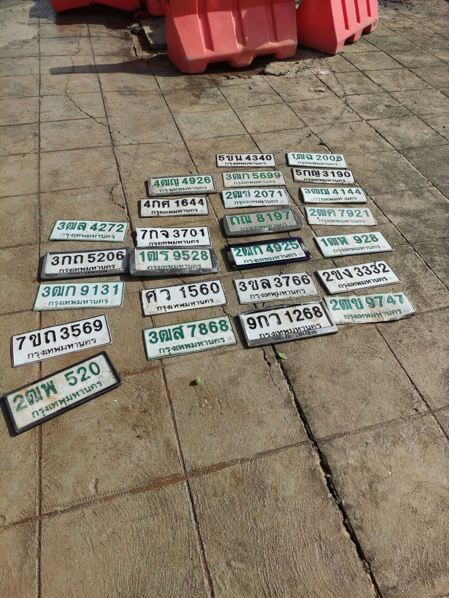 ภาพขยายป้าย 2ฒ? 2071 ในรูปกองป้าย