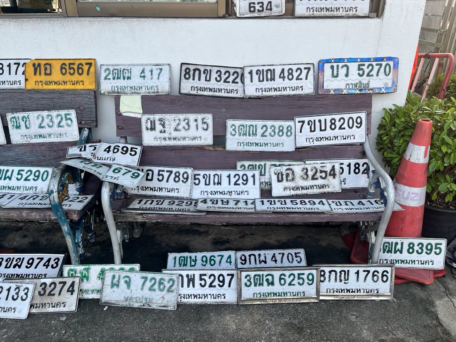 ภาพขยายป้าย 3ฒฉ 6259 ในรูปกองป้าย