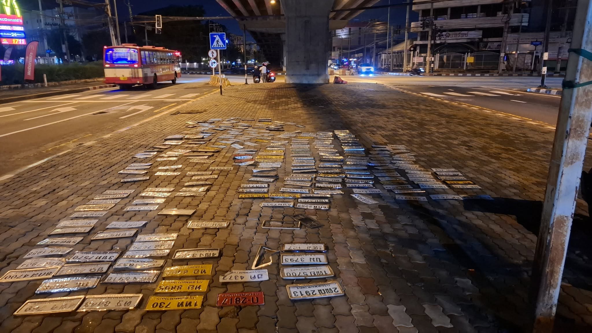 ภาพขยายป้าย 2ฒญ 2913 ในรูปกองป้าย