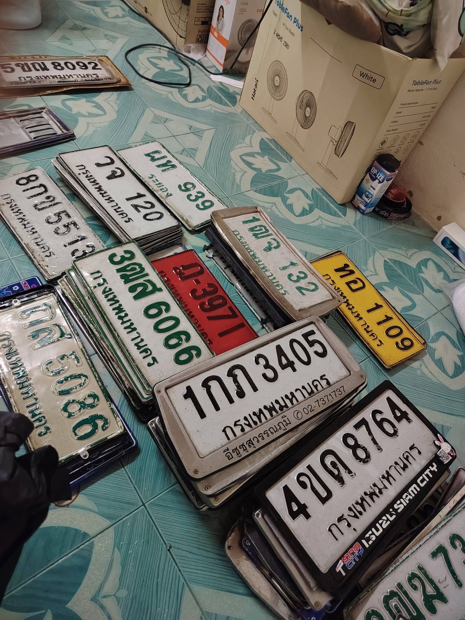 ภาพขยายป้าย 3ฒส 6066 ในรูปกองป้าย
