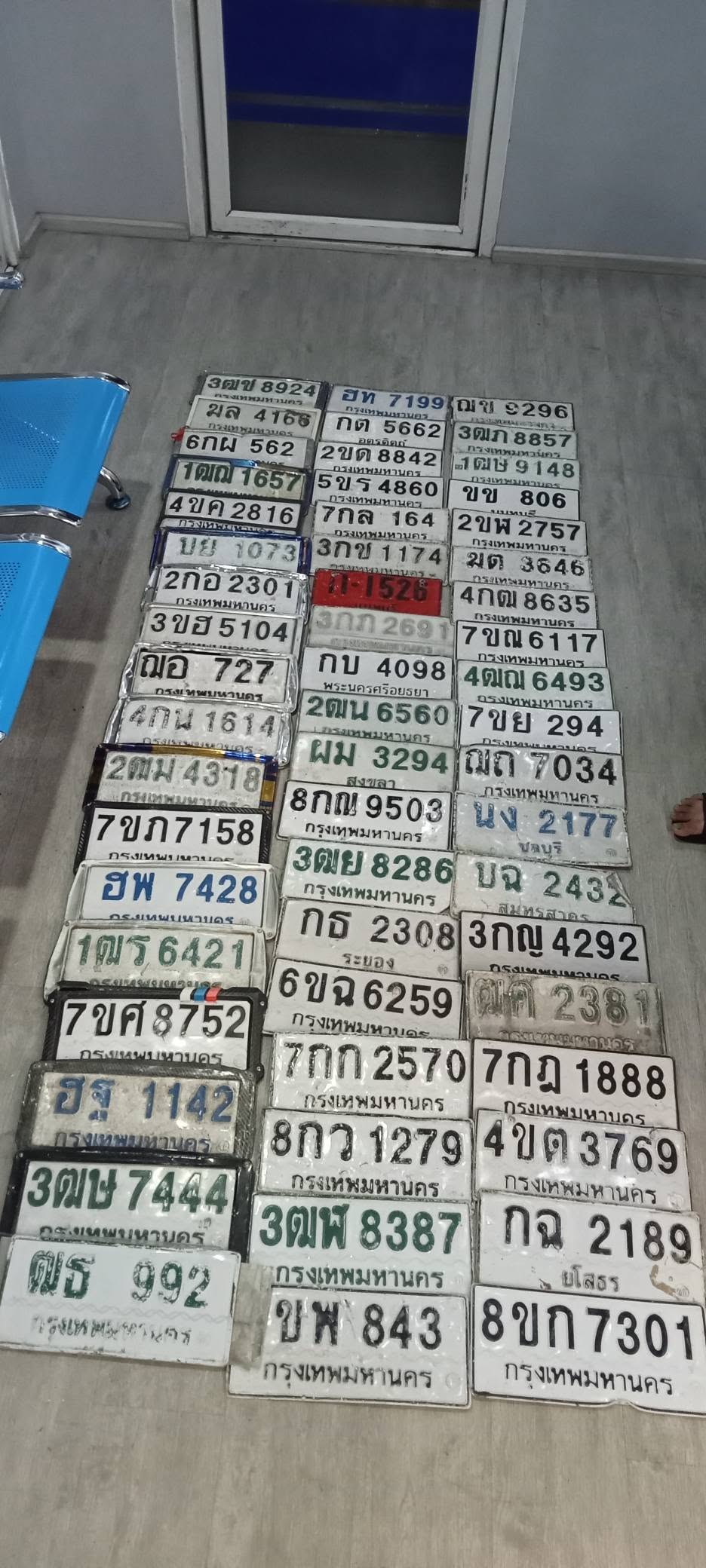 ภาพขยายป้าย 2ขด 8842 ในรูปกองป้าย