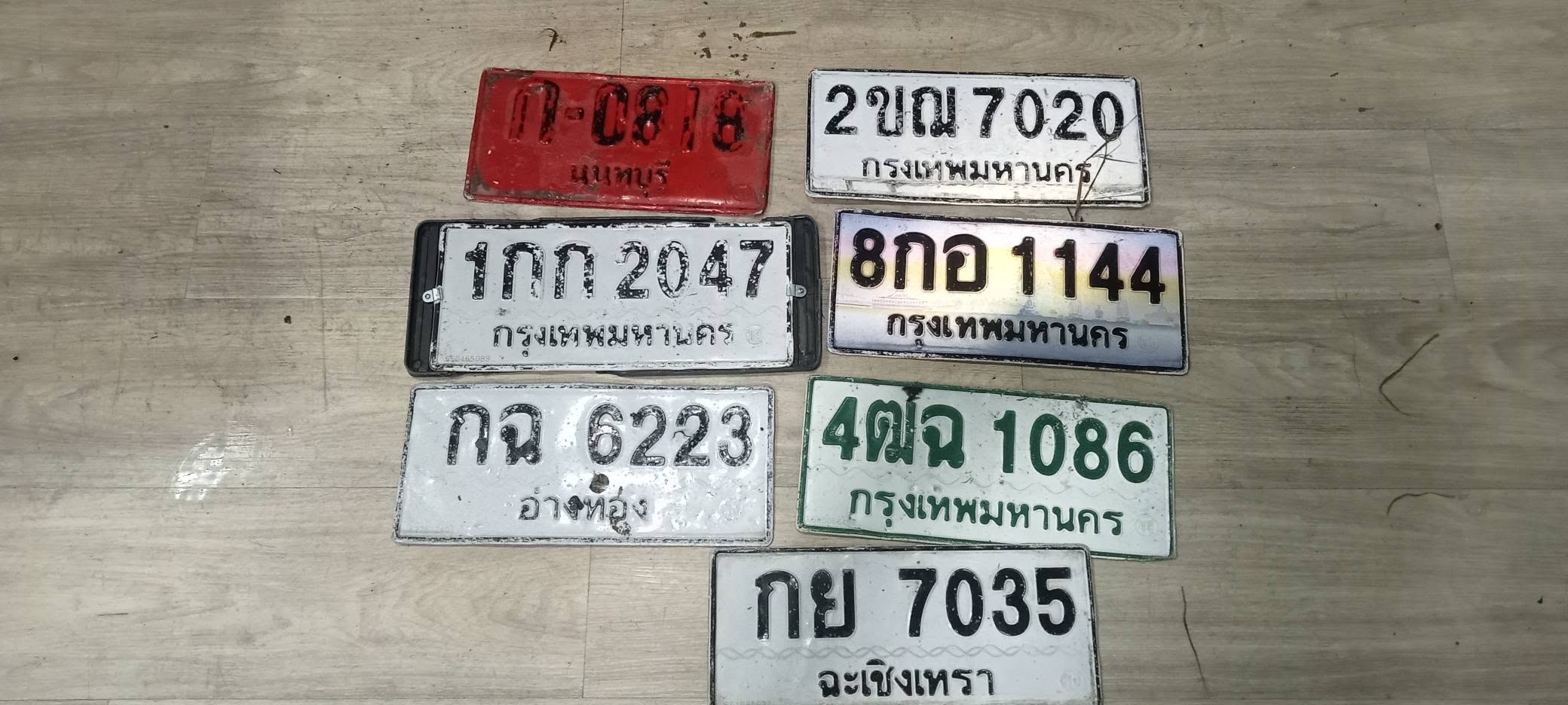ภาพขยายป้าย 4ฒฉ 1086 ในรูปกองป้าย