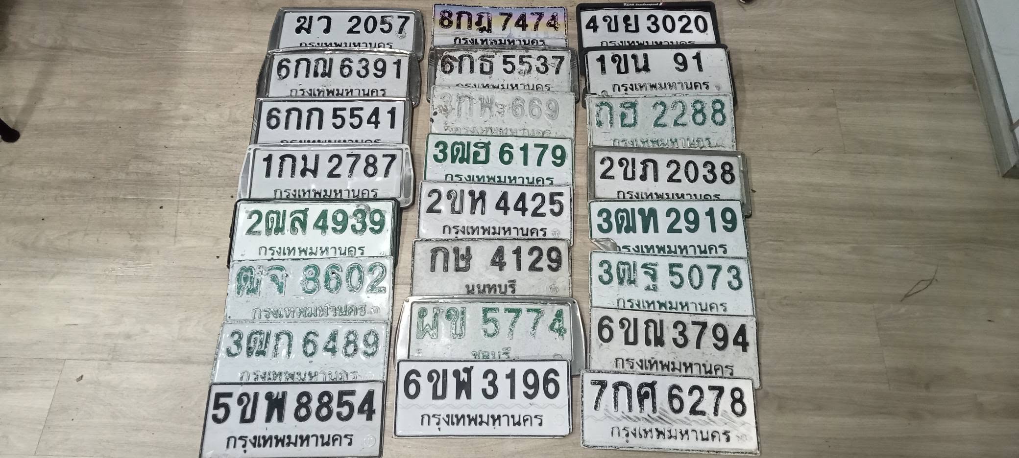 ภาพขยายป้าย 3ฒก 6489 ในรูปกองป้าย