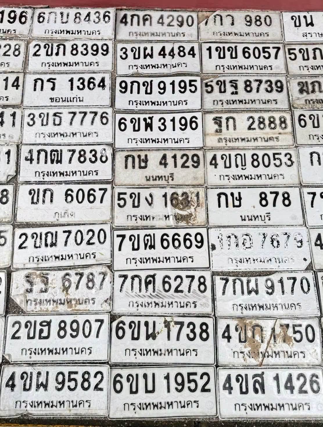 ภาพขยายป้าย 6กบ 8436 ในรูปกองป้าย
