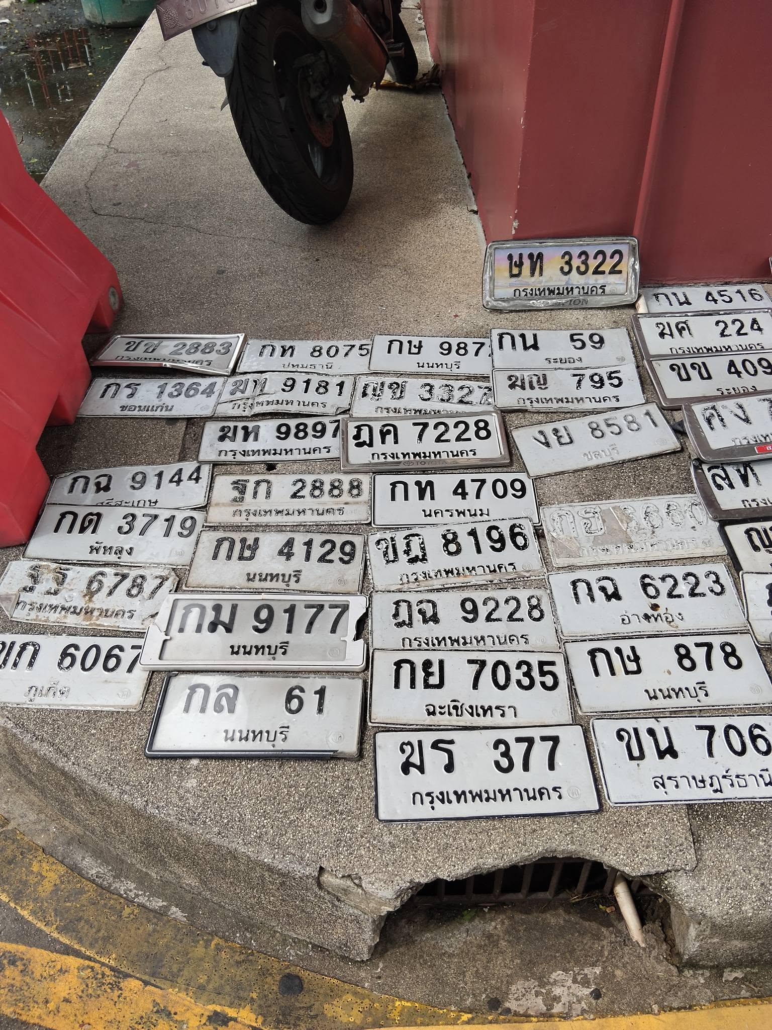 ภาพขยายป้าย งย 8581 ในรูปกองป้าย