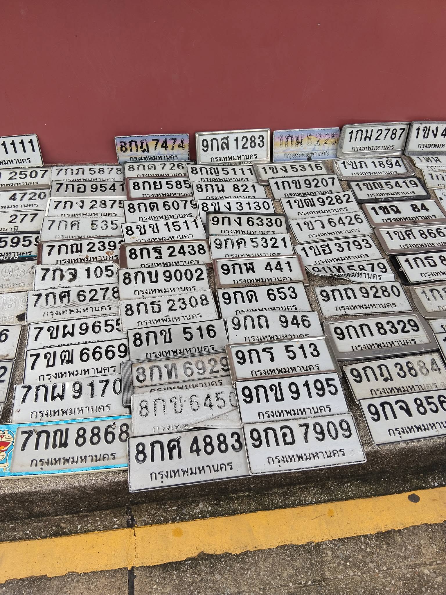 ภาพขยายป้าย 9กด 653 ในรูปกองป้าย