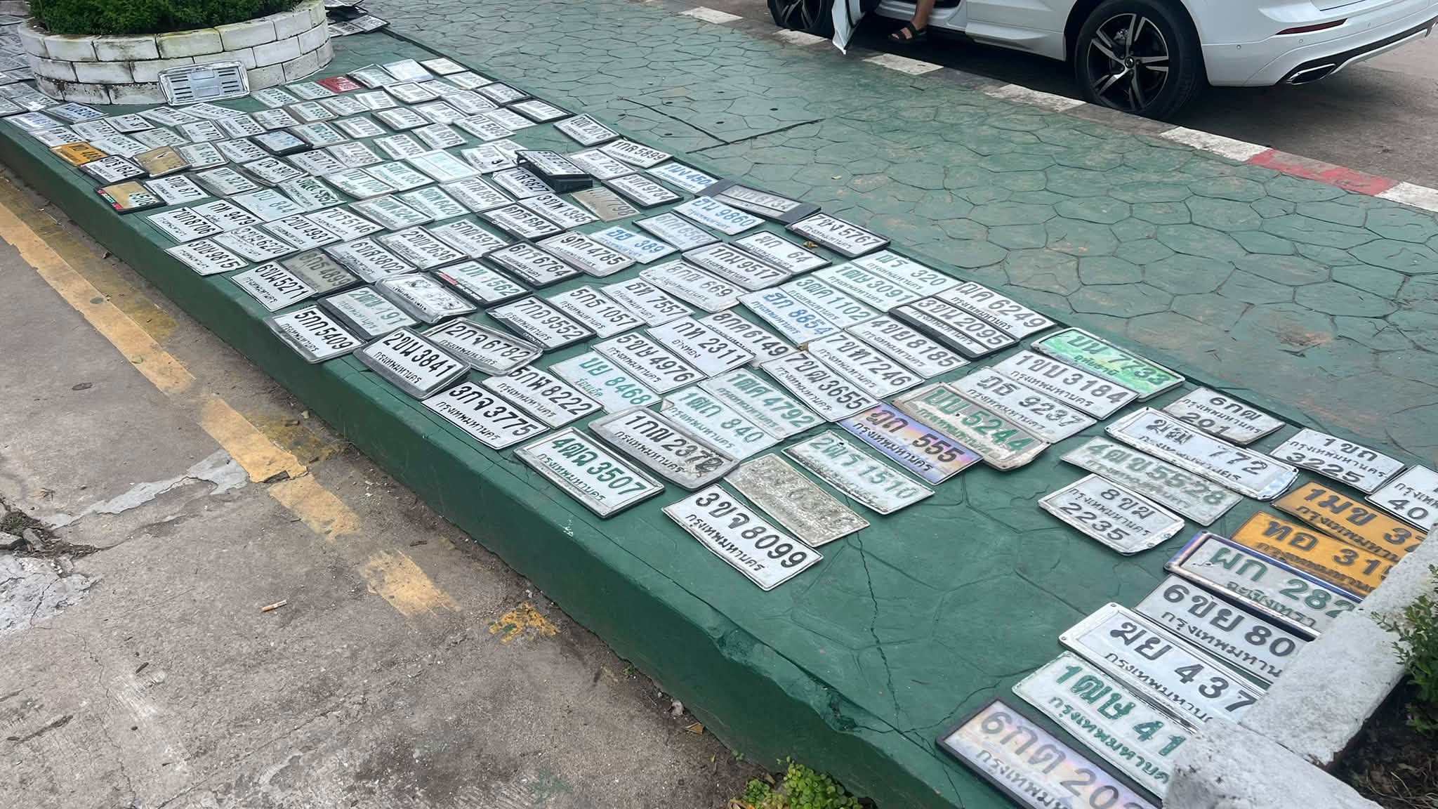 ภาพขยายป้าย 1ฒก 840 ในรูปกองป้าย