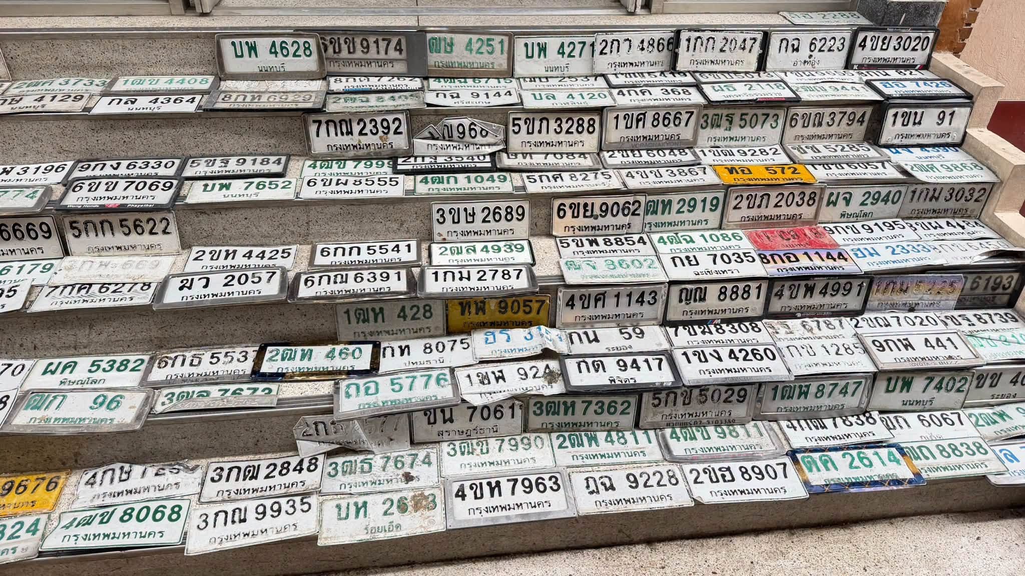 ภาพขยายป้าย 4ฒข 8068 ในรูปกองป้าย