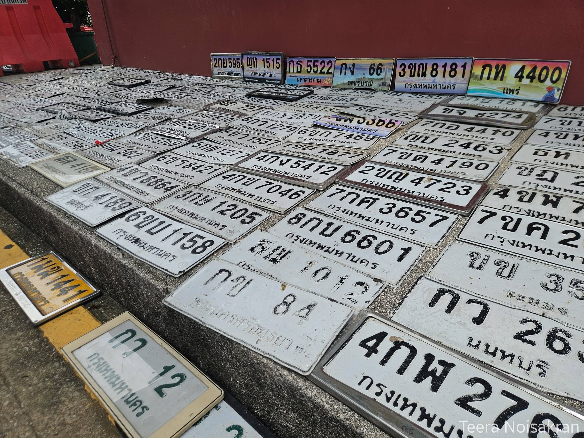 ภาพขยายป้าย 7กอ 4410 ในรูปกองป้าย