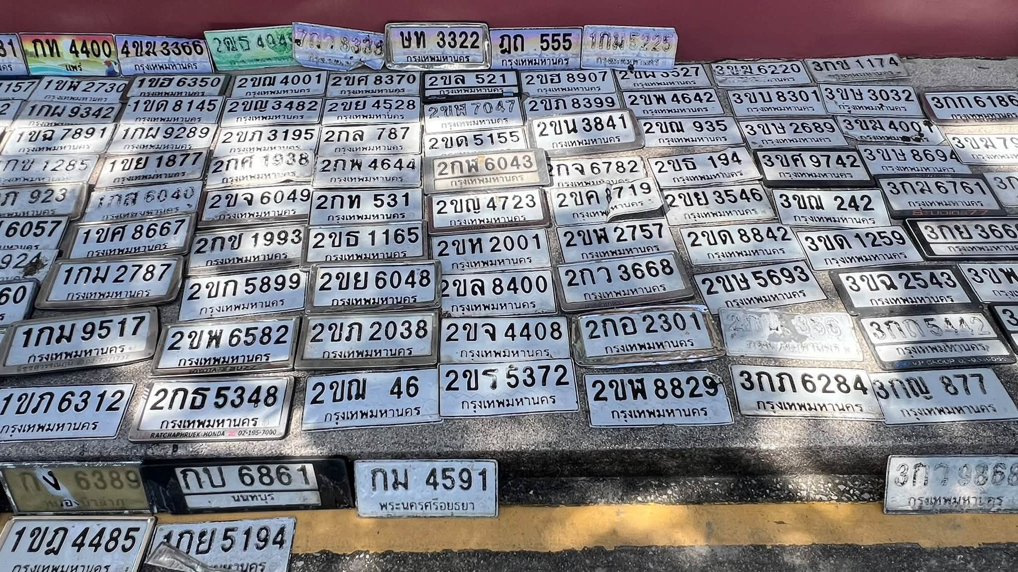 ภาพขยายป้าย 2ขก 5899 ในรูปกองป้าย