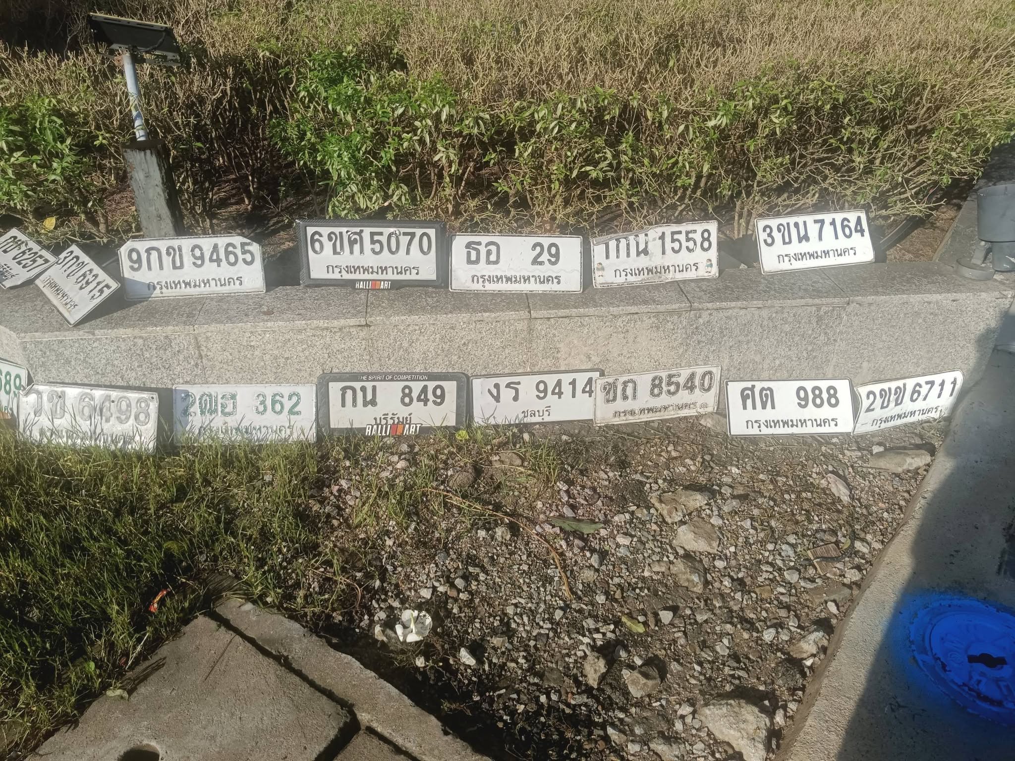 ภาพขยายป้าย ธอ 29 ในรูปกองป้าย