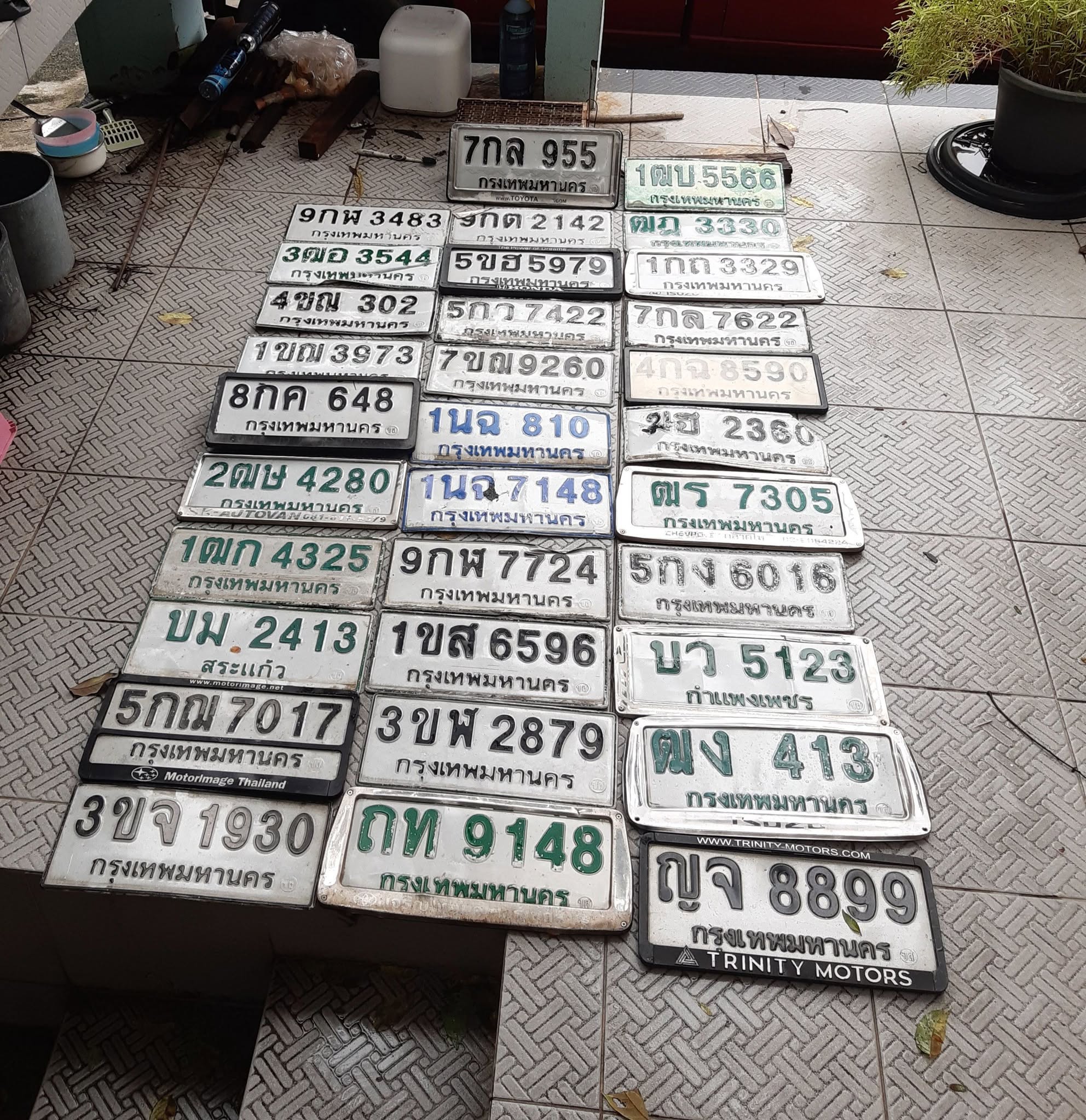 ภาพขยายป้าย 9กพ 7724 ในรูปกองป้าย