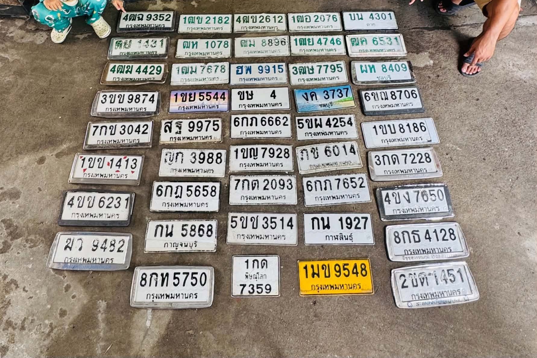 ภาพขยายป้าย 1ฒอ 2076 ในรูปกองป้าย