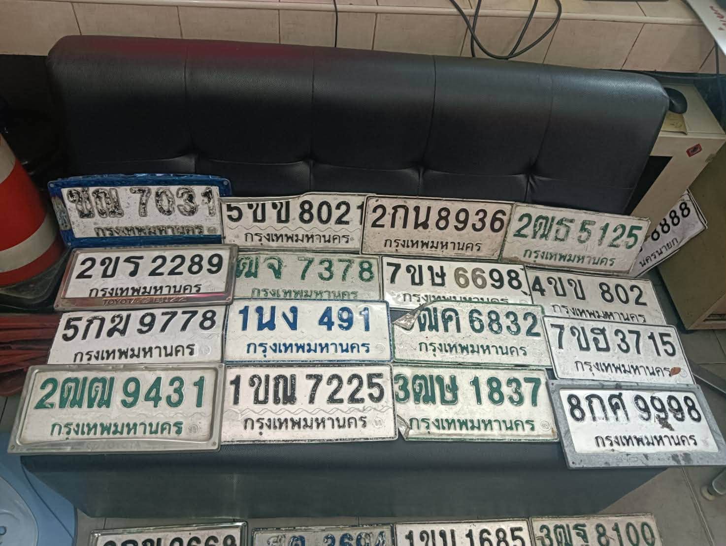 ภาพขยายป้าย ?ฒจ 7378 ในรูปกองป้าย