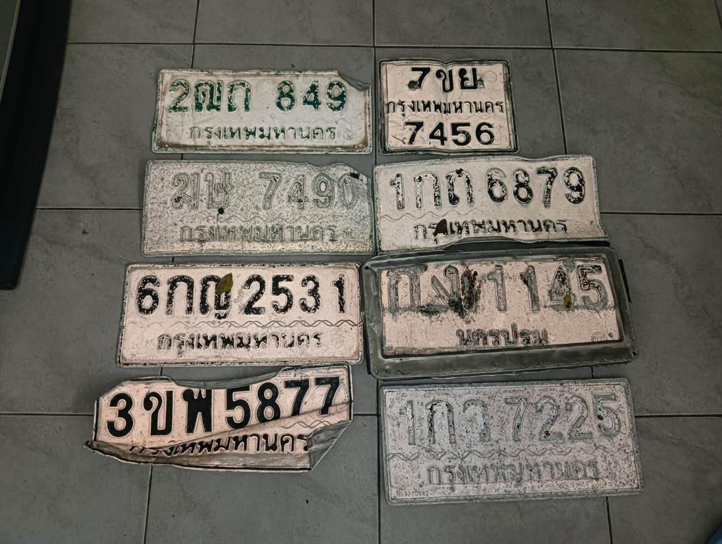 ภาพขยายป้าย 1กว 7225 ในรูปกองป้าย