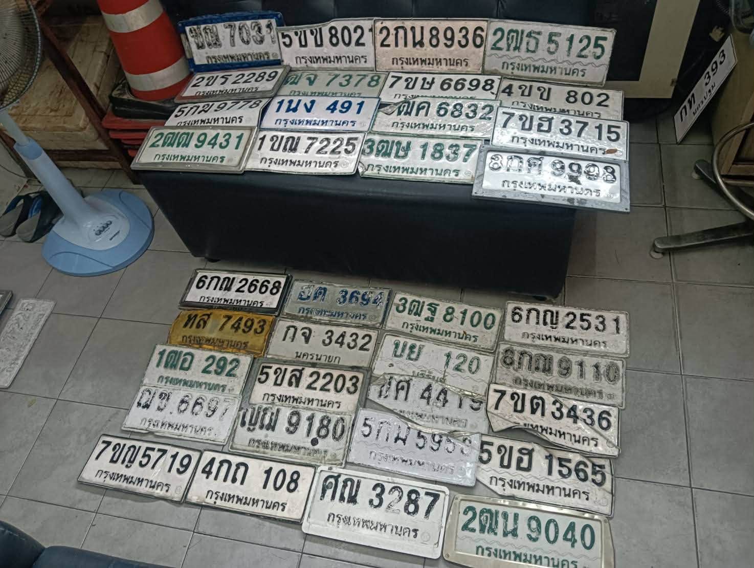 ภาพขยายป้าย 6กญ 2531 ในรูปกองป้าย