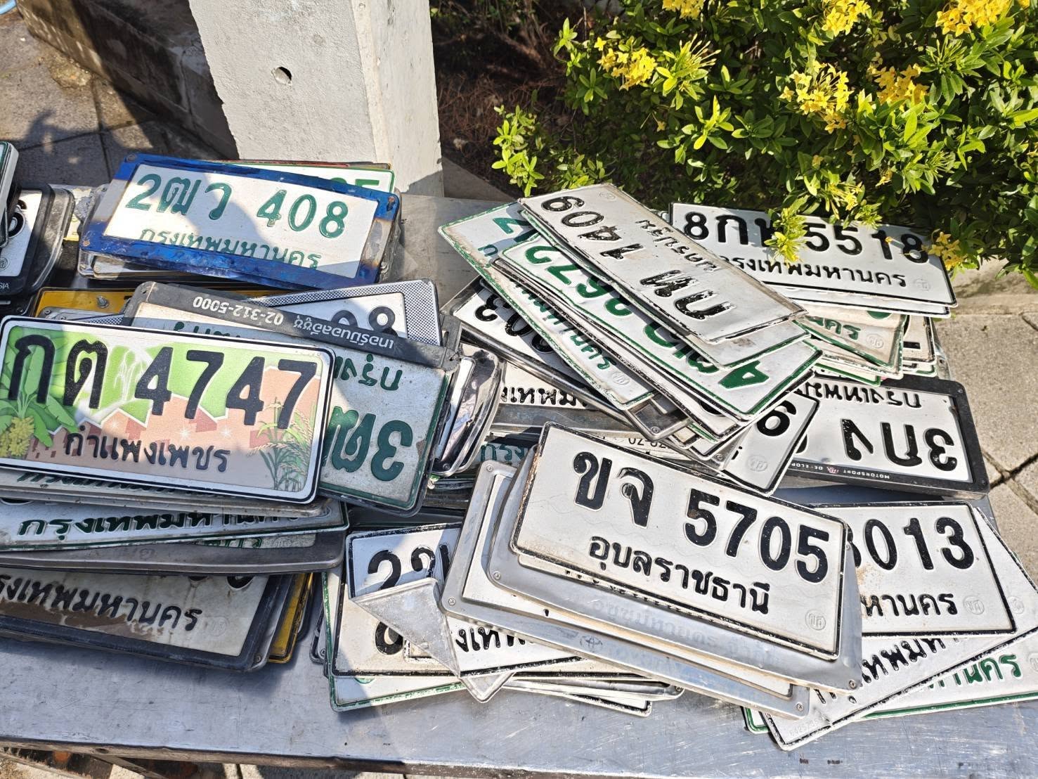 ภาพขยายป้าย กต 4747 ในรูปกองป้าย
