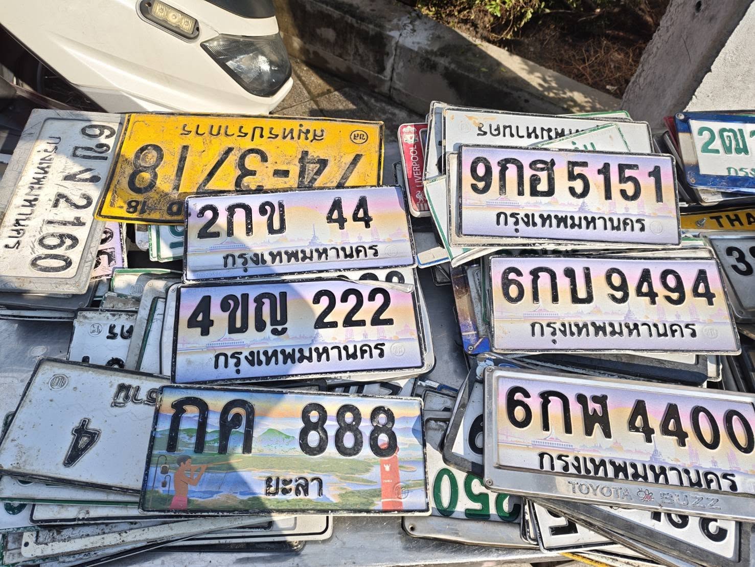 ภาพขยายป้าย 4ขญ 222 ในรูปกองป้าย