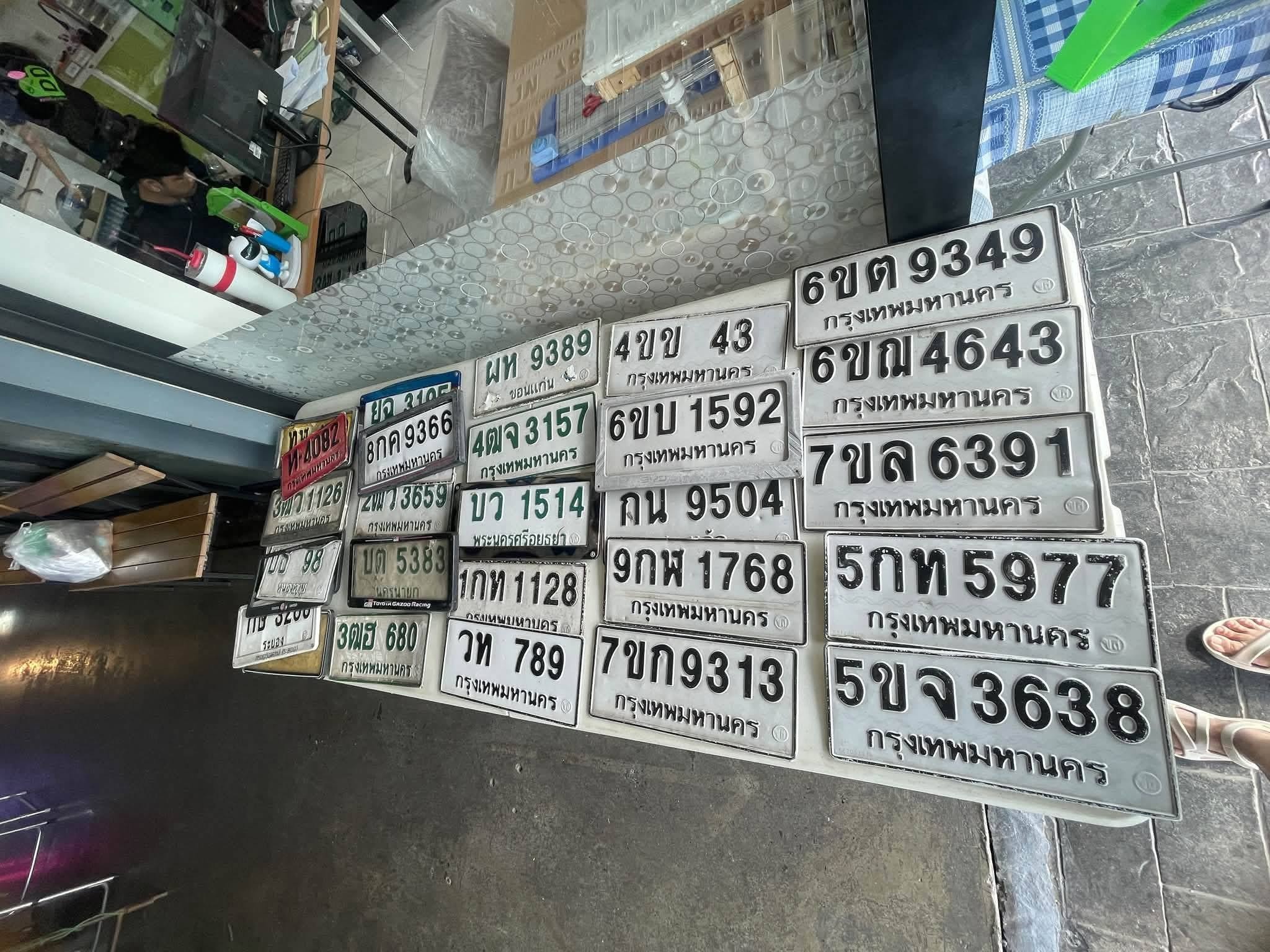 ภาพขยายป้าย ผท 9389 ในรูปกองป้าย