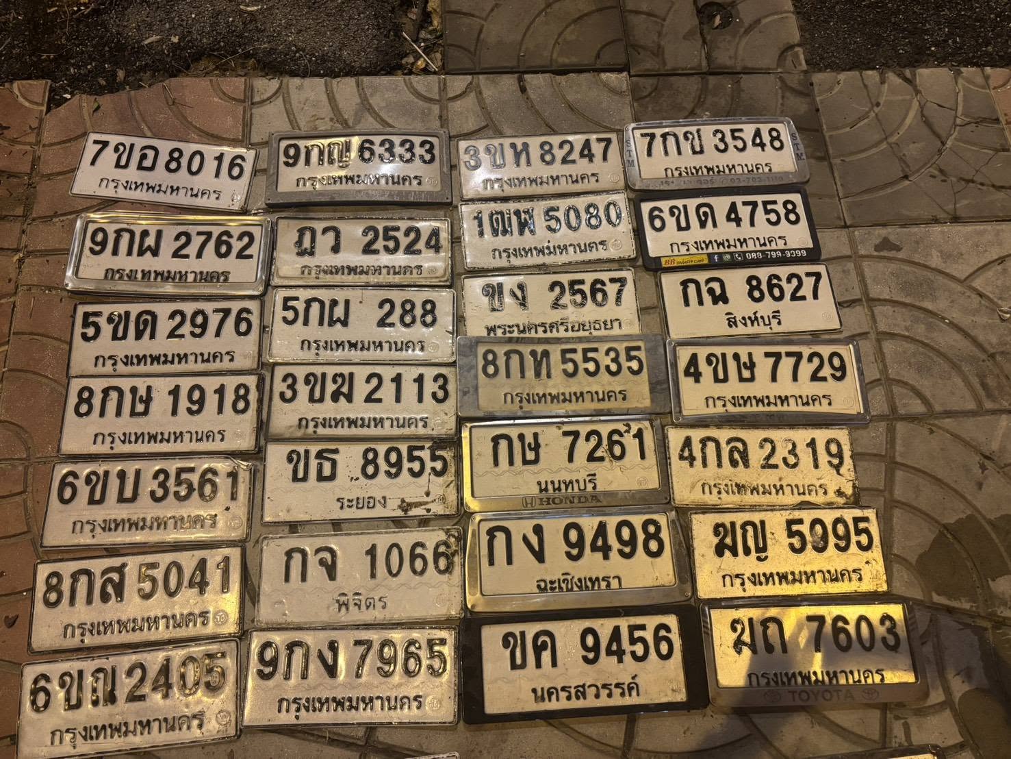ภาพขยายป้าย 9กผ 2762 ในรูปกองป้าย