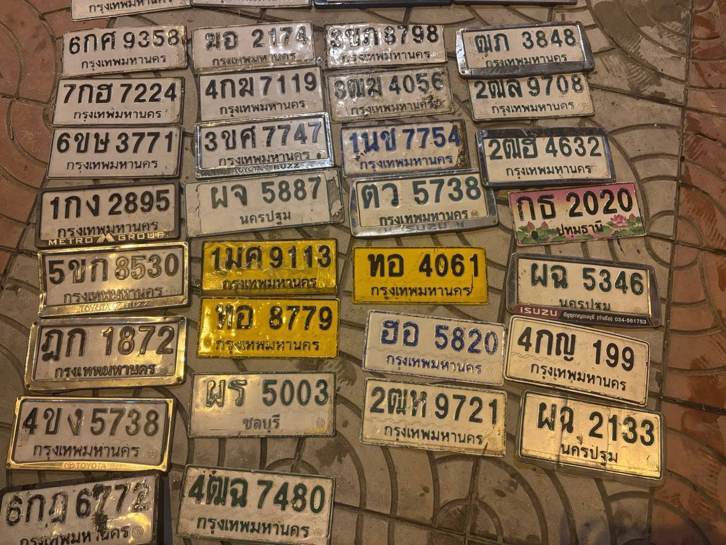 ภาพขยายป้าย 4ขง 5738 ในรูปกองป้าย