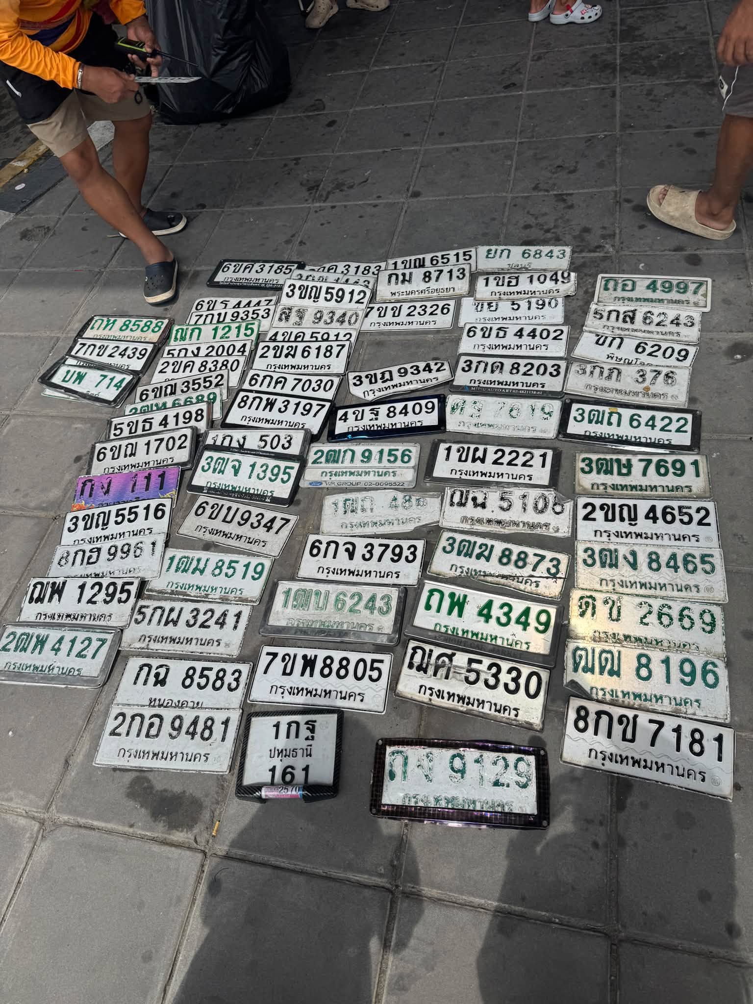 ภาพขยายป้าย 1ฒม 8519 ในรูปกองป้าย