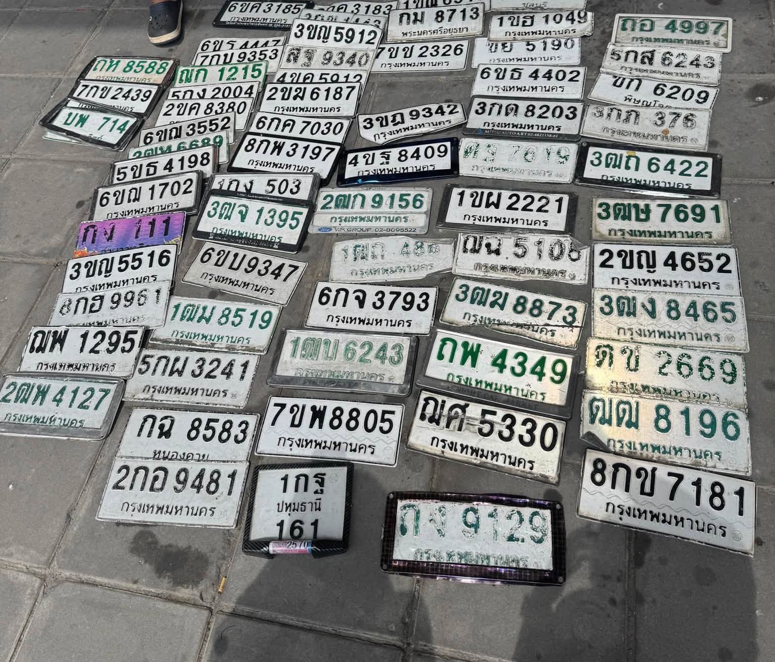 ภาพขยายป้าย 6ขณ 1702 ในรูปกองป้าย