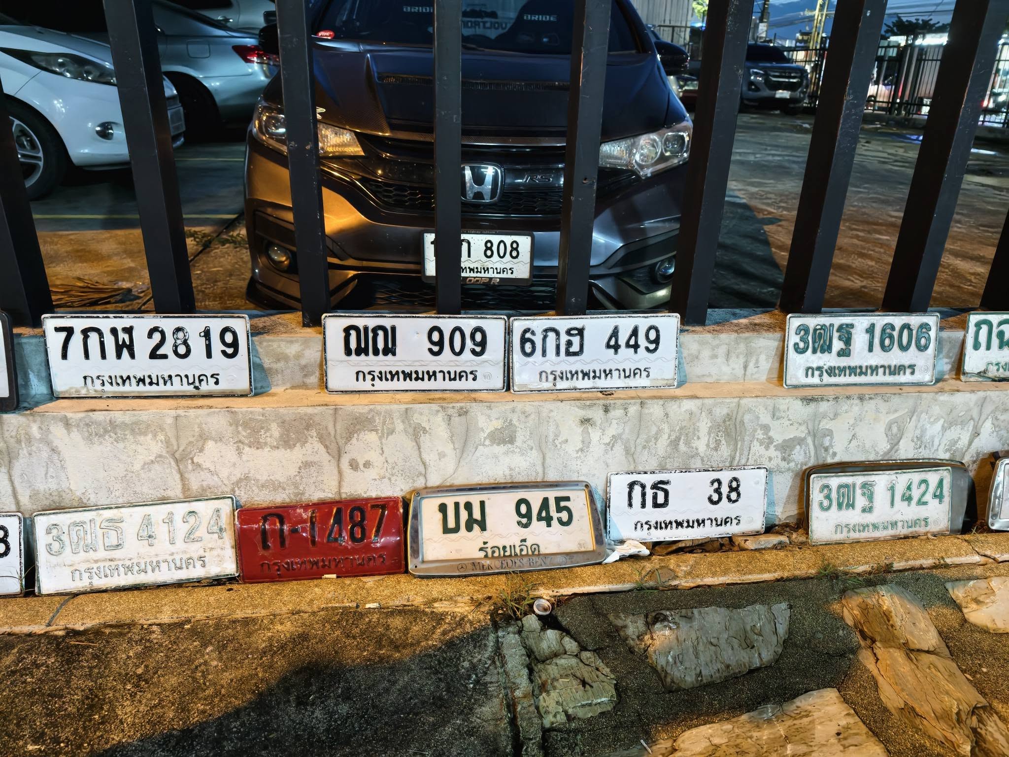 ภาพขยายป้าย 3ฒฐ 1424 ในรูปกองป้าย