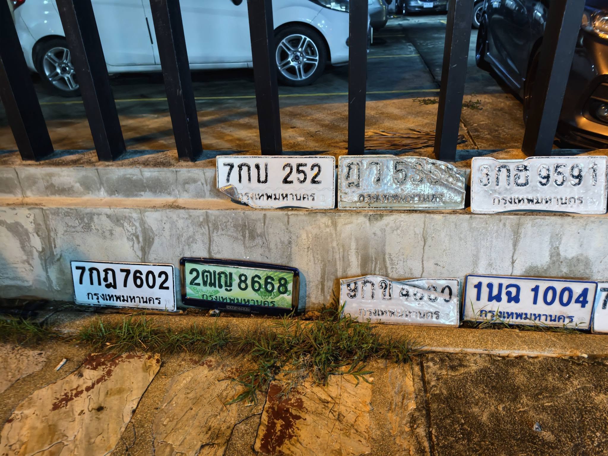 ภาพขยายป้าย 7กบ 252 ในรูปกองป้าย
