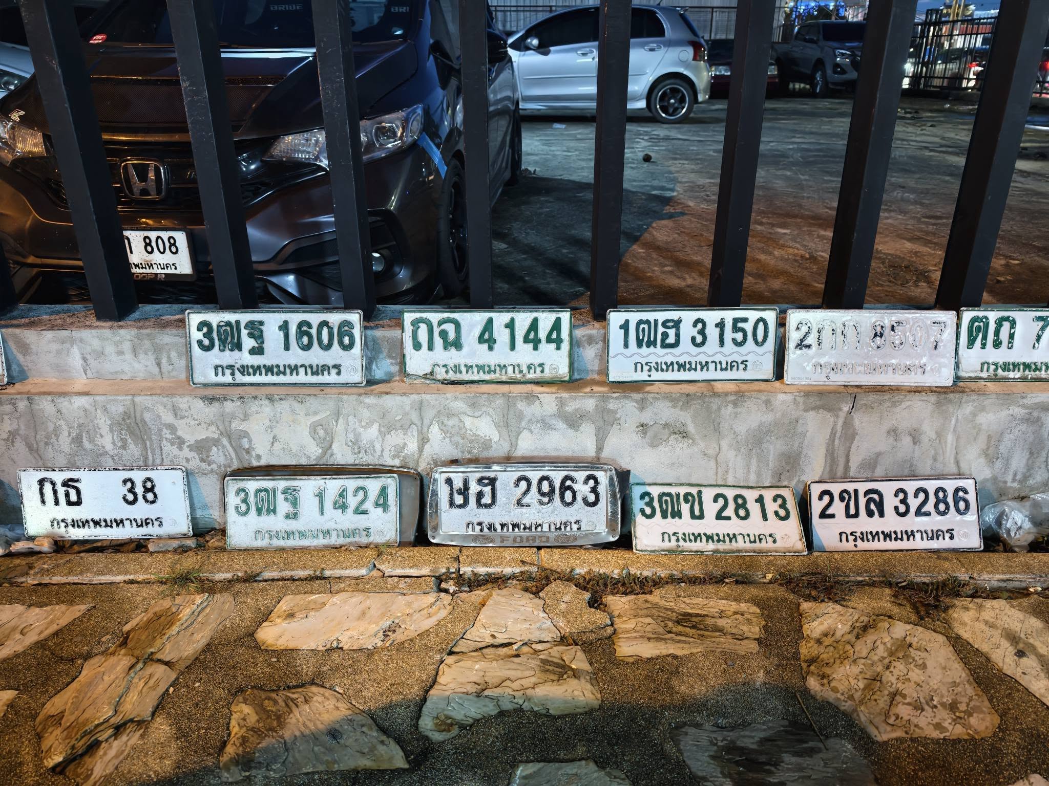 ภาพขยายป้าย ถฉ 4144 ในรูปกองป้าย