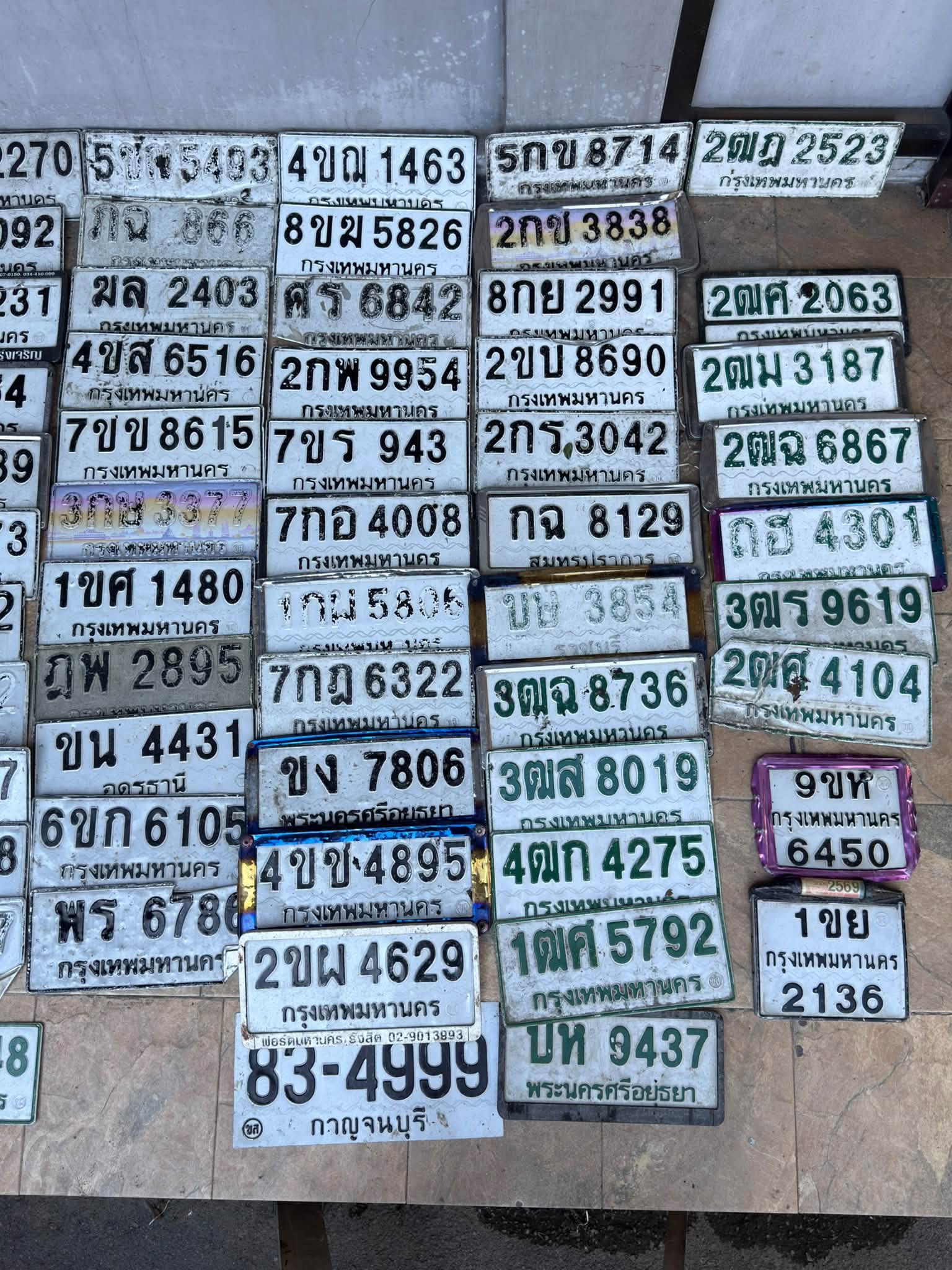 ภาพขยายป้าย 7ขข 8615 ในรูปกองป้าย