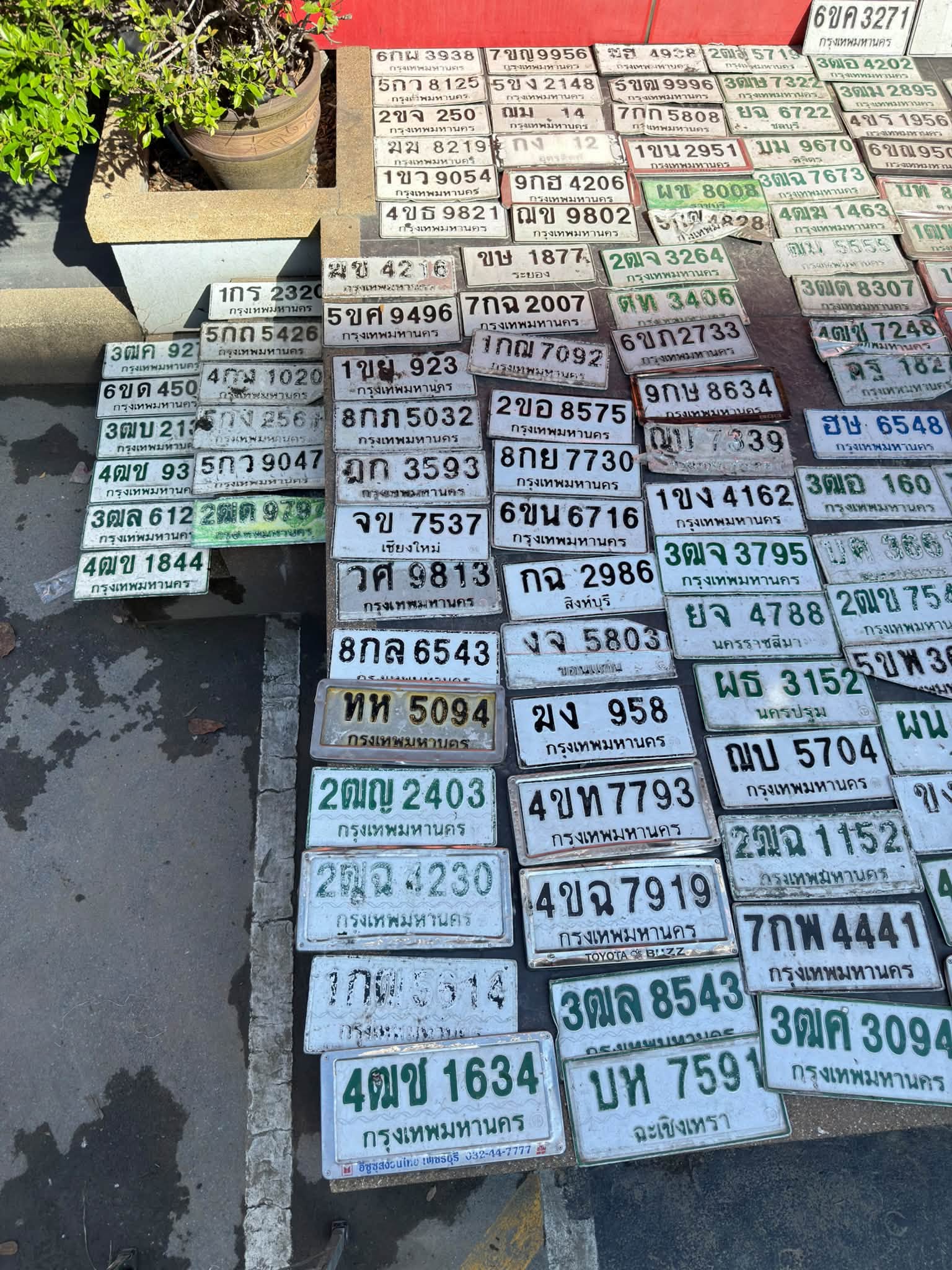 ภาพขยายป้าย ตท 3406 ในรูปกองป้าย