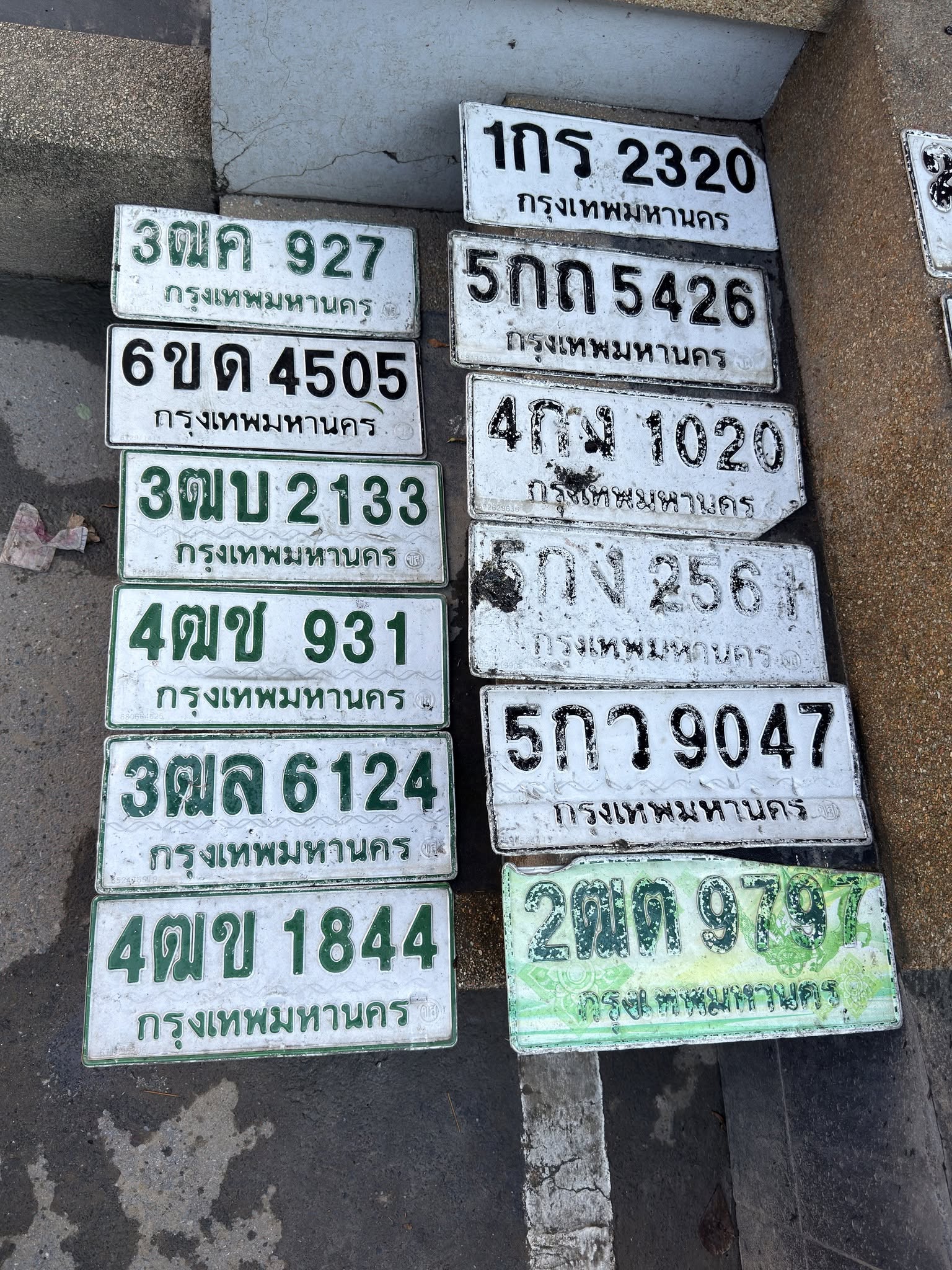 ภาพขยายป้าย 3ฒล 6124 ในรูปกองป้าย