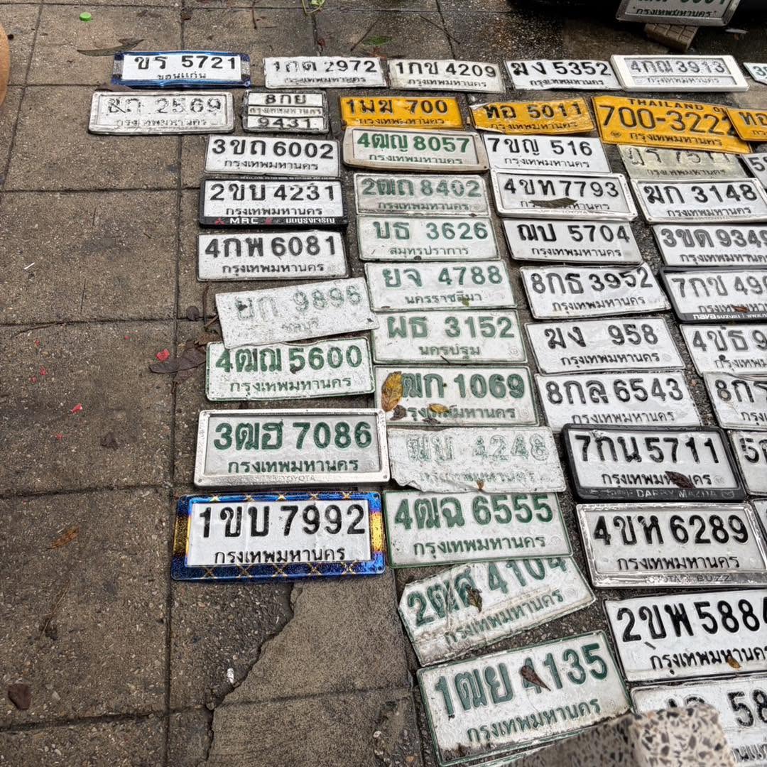 ภาพขยายป้าย 8กธ 3952 ในรูปกองป้าย