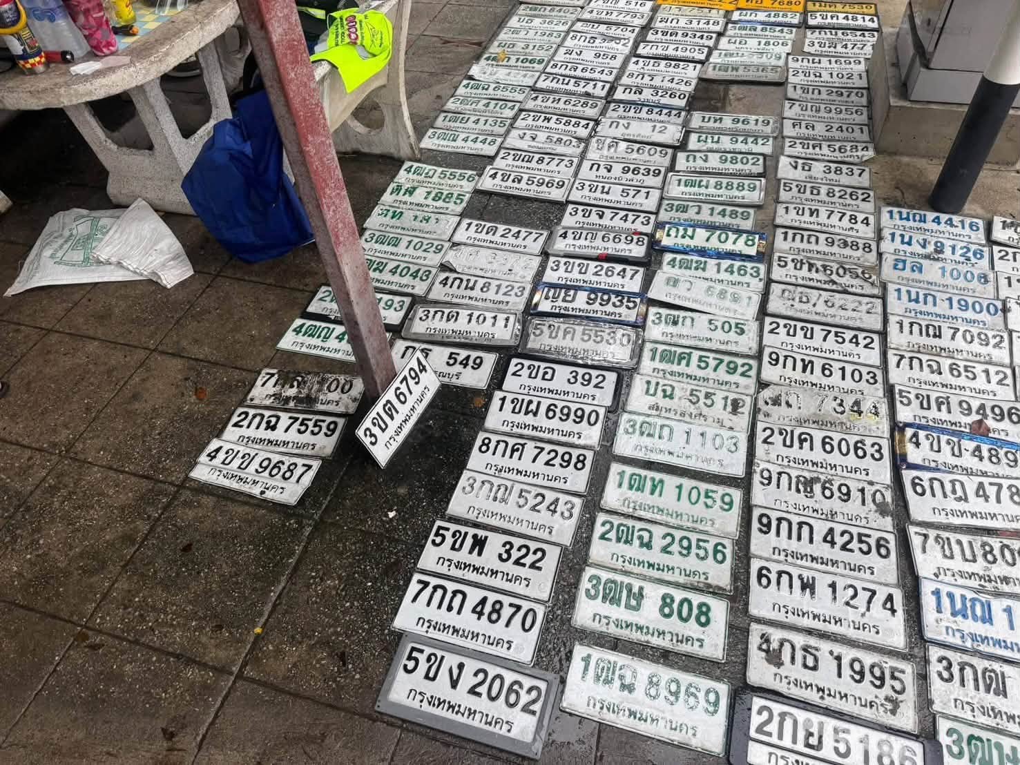 ภาพขยายป้าย 1นก 1900 ในรูปกองป้าย