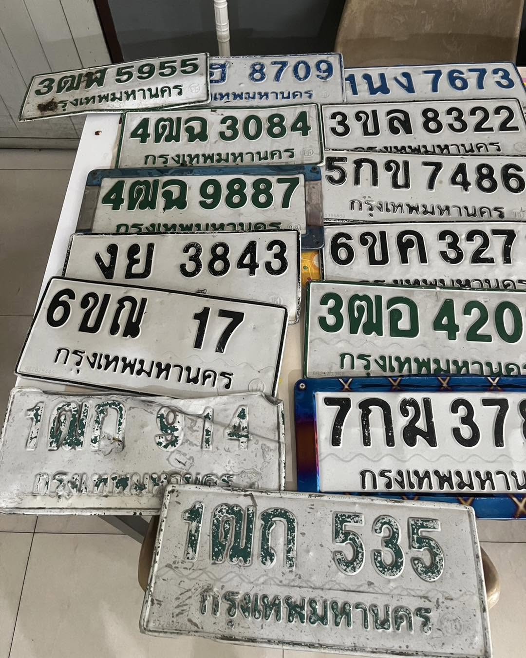 ภาพขยายป้าย 4ฒฉ 3084 ในรูปกองป้าย