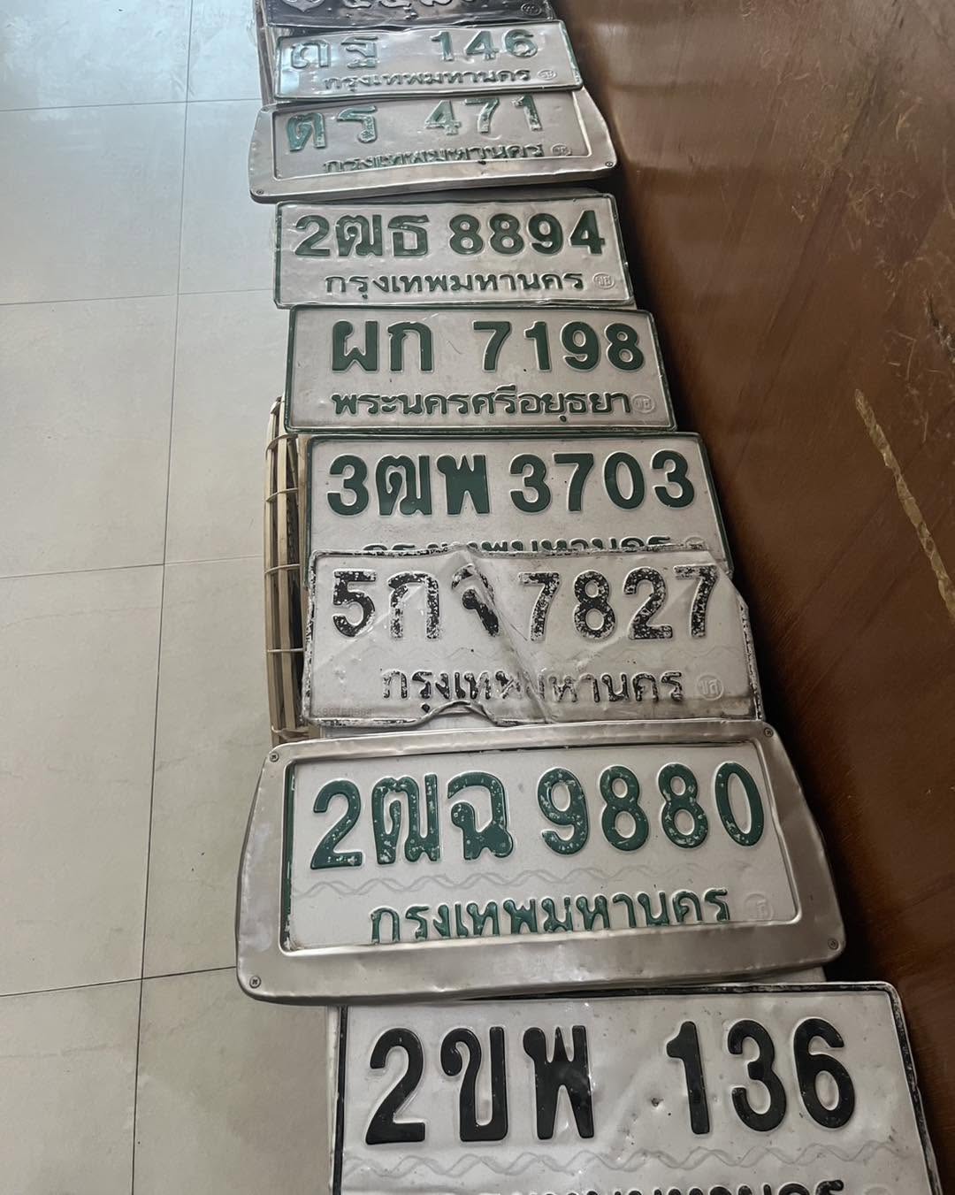 ภาพขยายป้าย 2ฒธ 8894 ในรูปกองป้าย