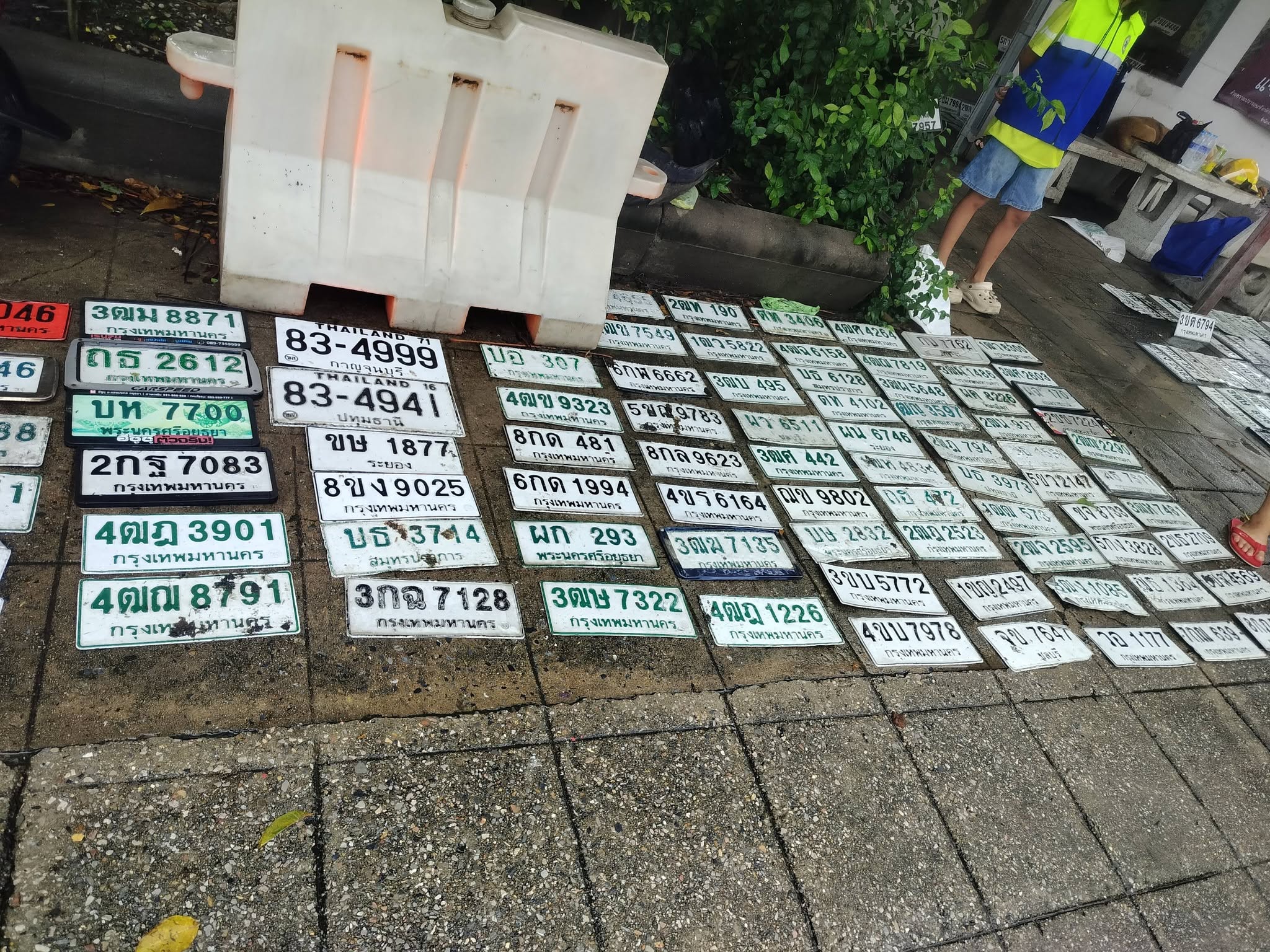 ภาพขยายป้าย 4ฒ? 7819 ในรูปกองป้าย