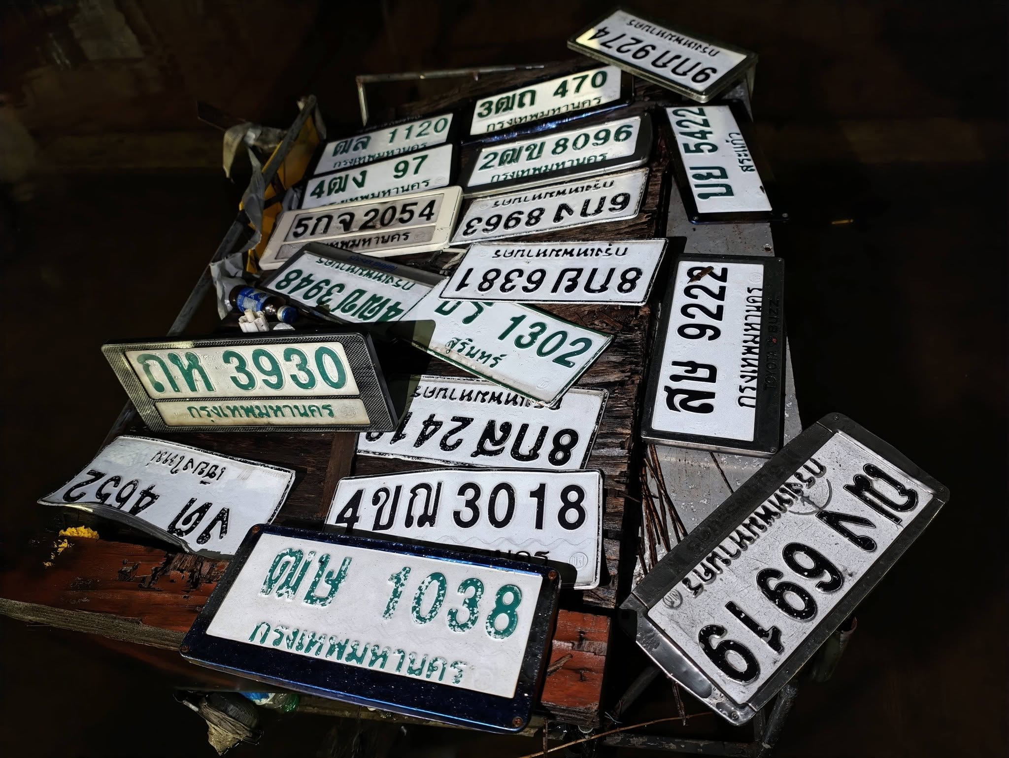 ภาพขยายป้าย 8กบ 6381 ในรูปกองป้าย
