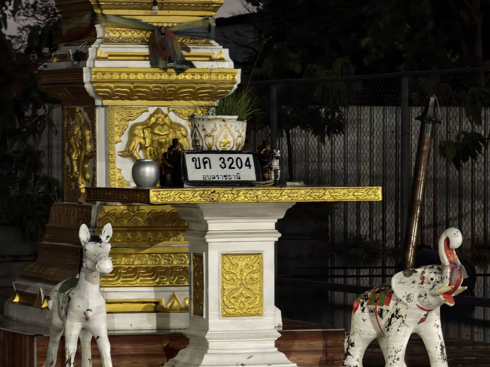 ภาพขยายป้าย ขค 3204 ในรูปกองป้าย