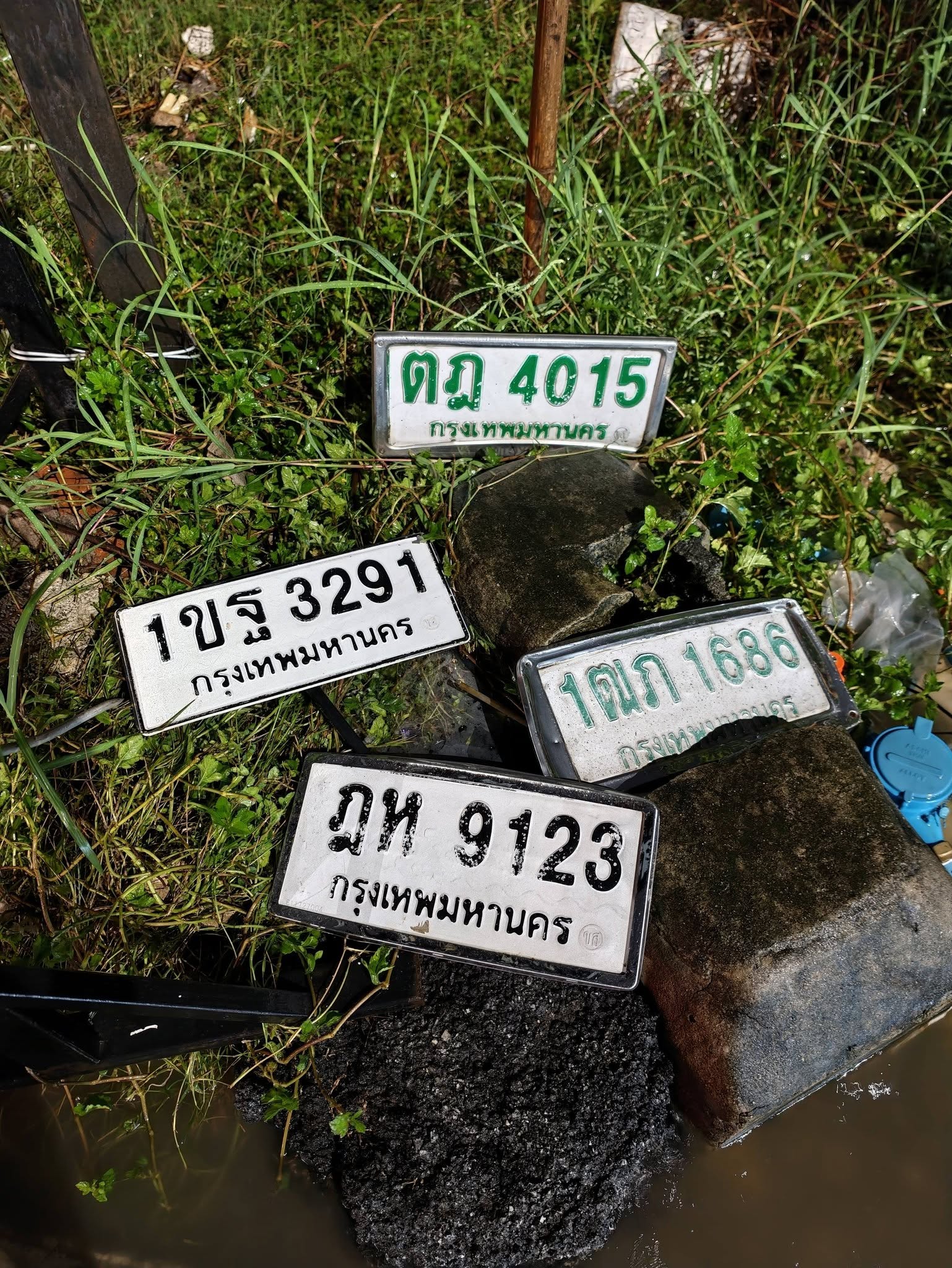 ภาพขยายป้าย 1ขฐ 3291 ในรูปกองป้าย