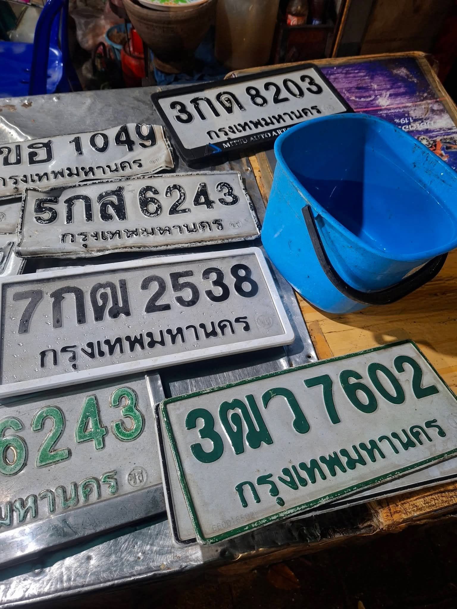ภาพขยายป้าย 3ฒว 7602 ในรูปกองป้าย