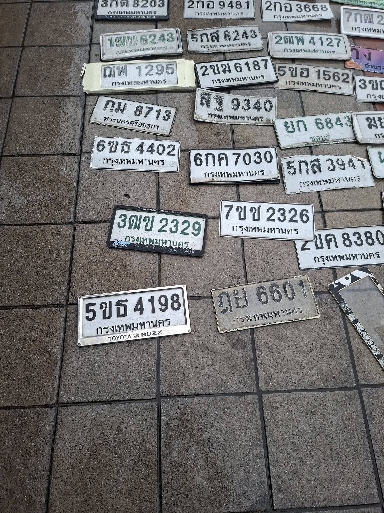 ภาพขยายป้าย 7ขช 2326 ในรูปกองป้าย