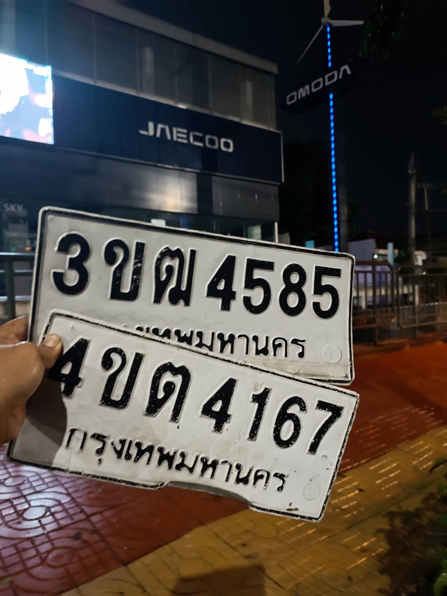 ภาพขยายป้าย 3ขฒ 4585 ในรูปกองป้าย