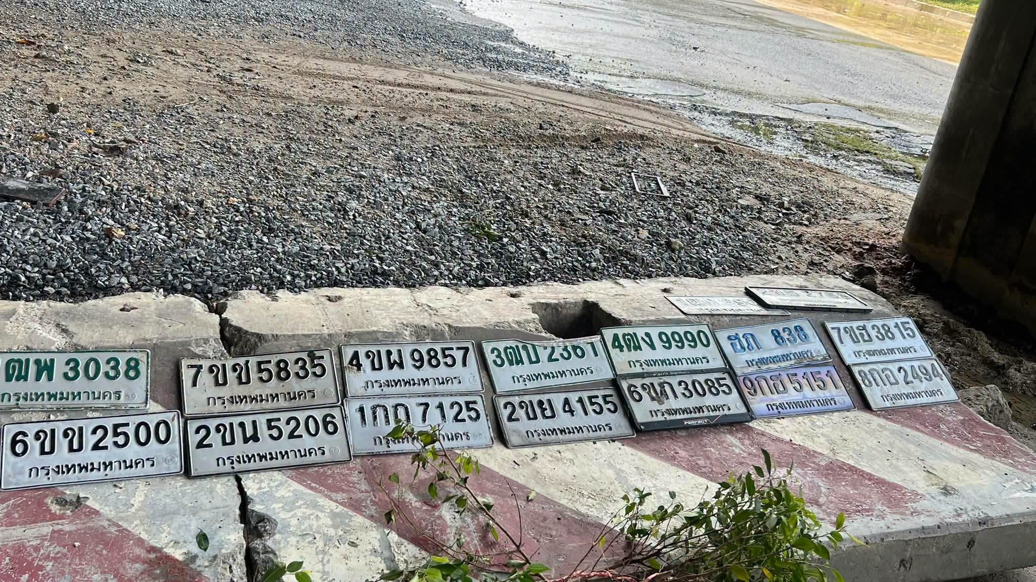 ภาพขยายป้าย 6ขข 2500 ในรูปกองป้าย