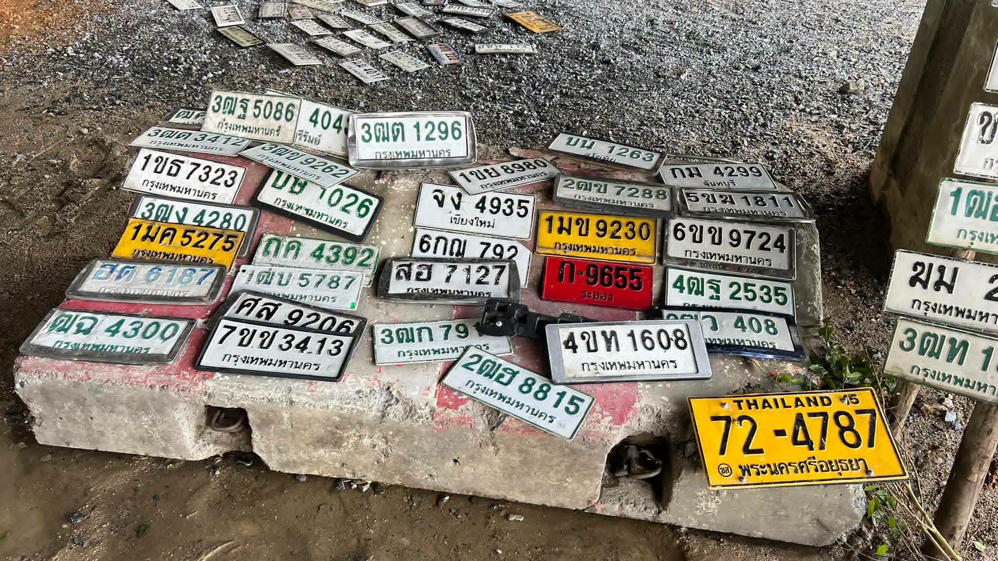 ภาพขยายป้าย 5ขฆ 1811 ในรูปกองป้าย
