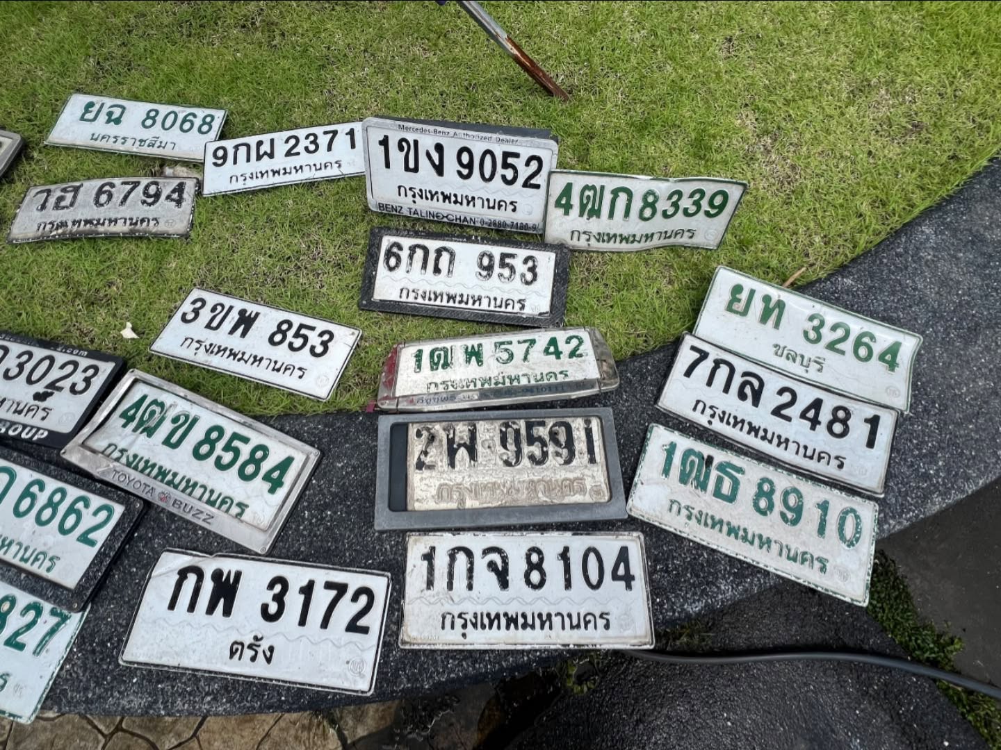 ภาพขยายป้าย ยฉ 8068 ในรูปกองป้าย