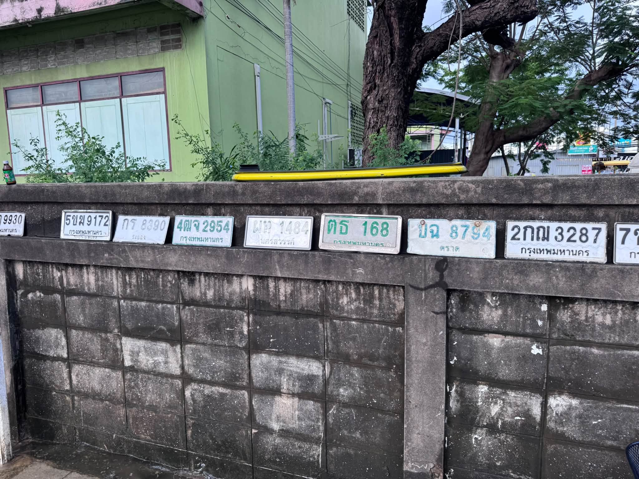 ภาพขยายป้าย ตธ 168 ในรูปกองป้าย